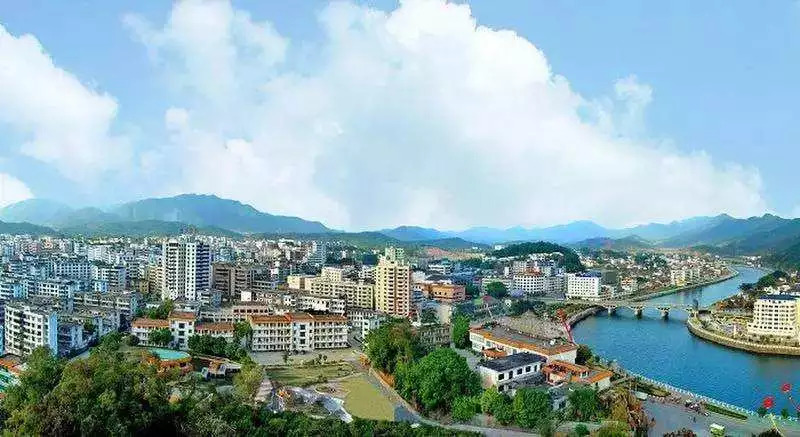 仁化县位于粤,赣,湘三省交界的广东省北部.