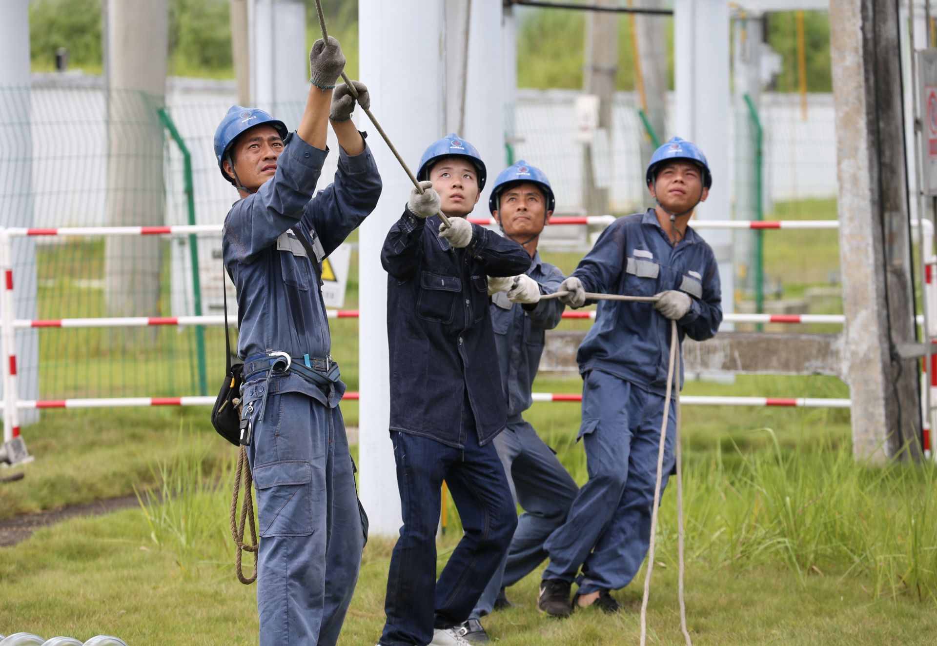 高温酷暑下电力工人的那份坚守